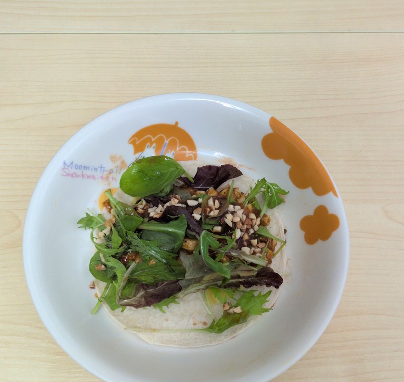 ナッツをトッピングした豆腐タコス