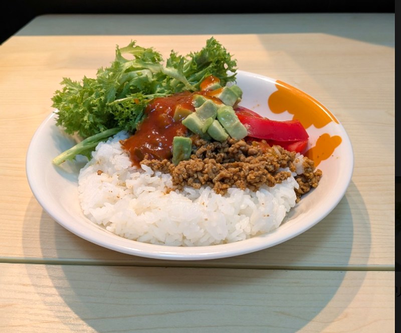 ごはんにタコミートとアボカド、トマトをのせたタコライス