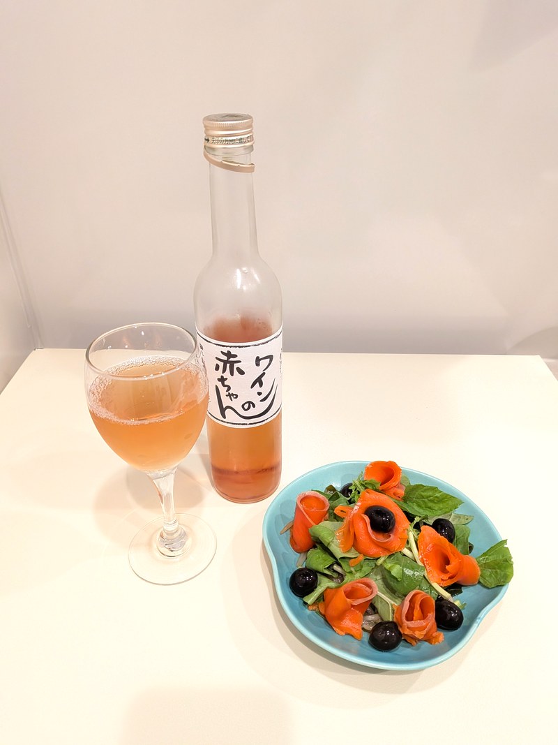 琥珀色になったワインの赤ちゃんとグラス、スモークサーモンのサラダ