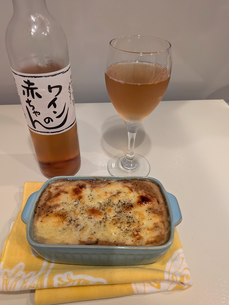 黒胡椒をふった豆腐グラタンとワインの赤ちゃん