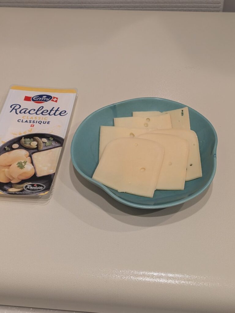 ラクレットチーズの箱と、お皿に並べたスライス