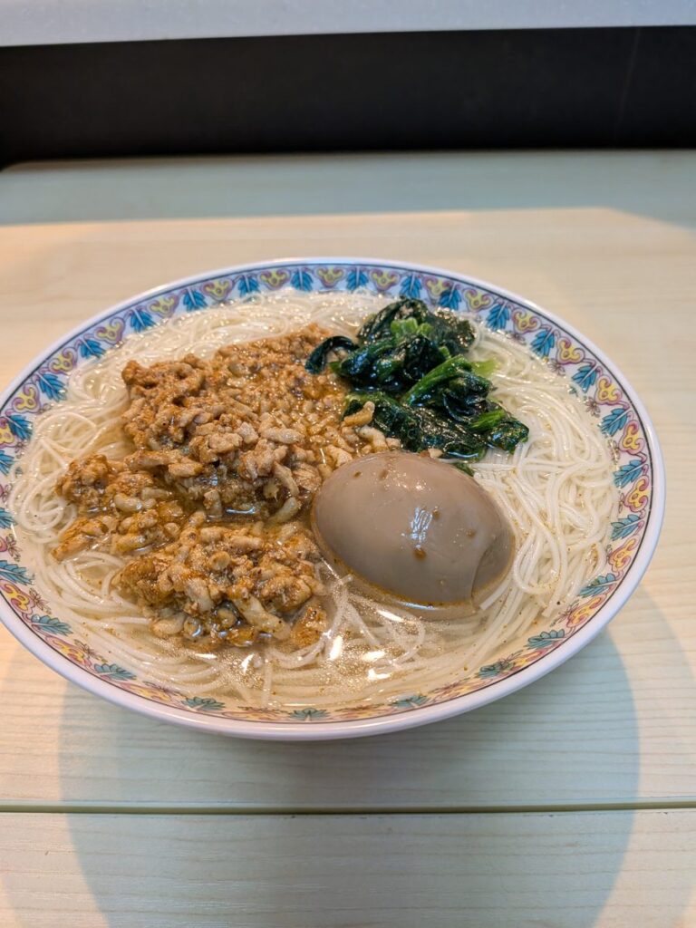 カツオ出汁の冷たい素麺に、鶏そぼろ・卵・ほうれん草をのせたところ