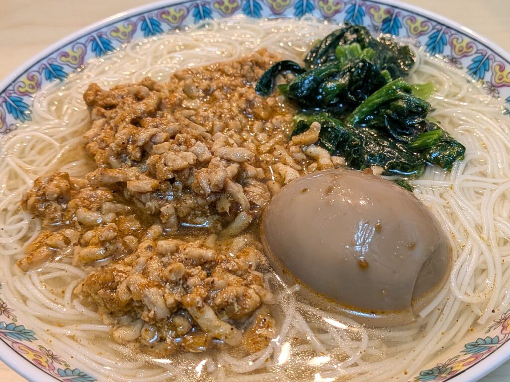 鶏そぼろ・煮卵・ほうれん草をのせた素麺のアップ