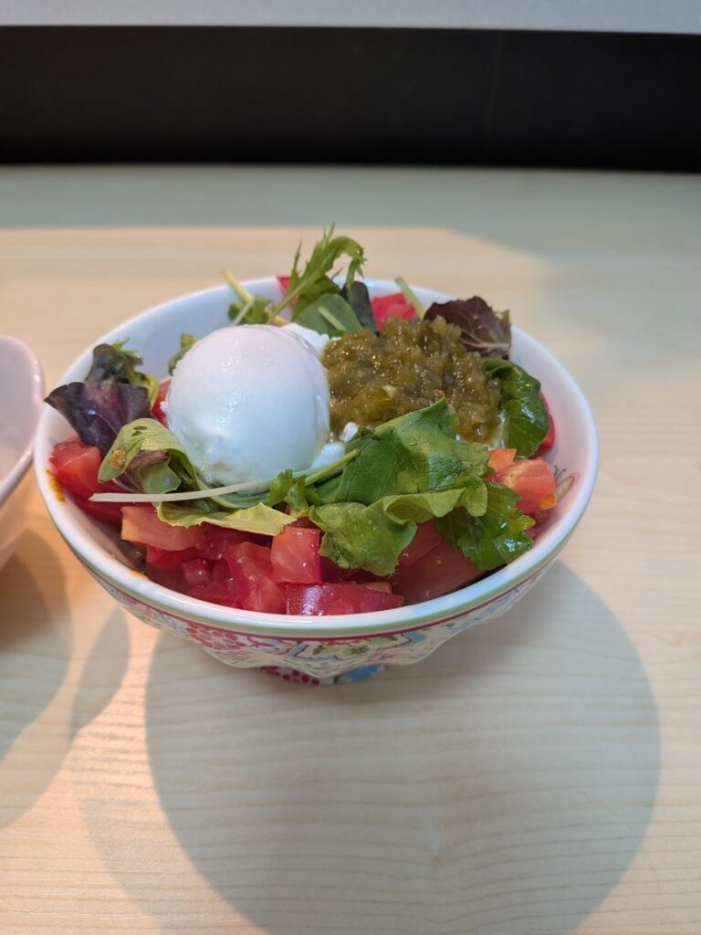タコスの素で作った鶏そぼろのタコライス。トマトたっぷり、卵と葉物のせ